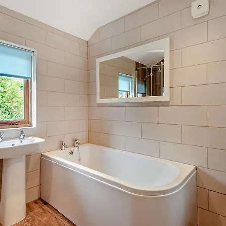 3 Bed In Village Llh48